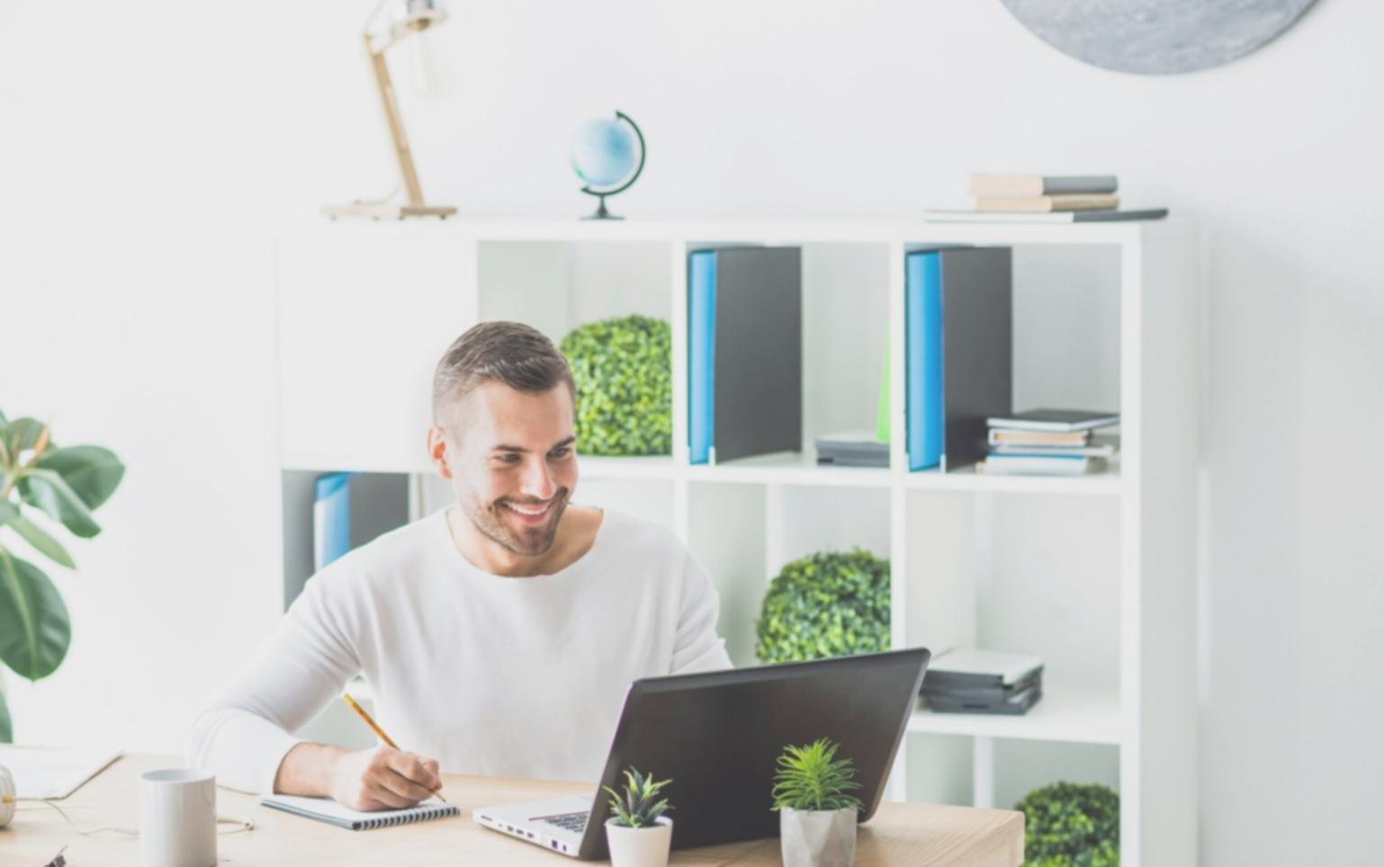 Trading-Arbeitsplatz mit mehreren Monitoren und Marktanalysen