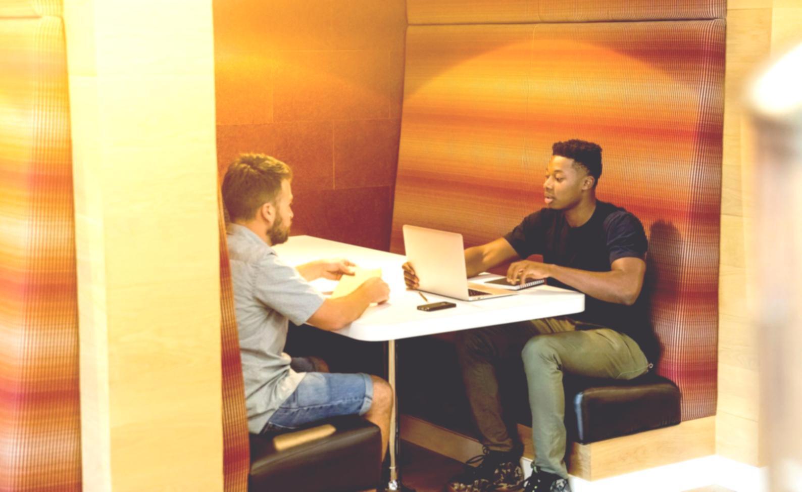 Professioneller Arbeitsplatz eines Position Traders